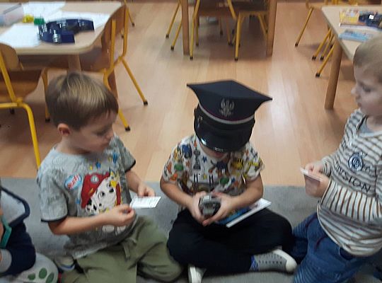 Gr III Tata Wiktorii czyta dzieciom- dzień kolejarza