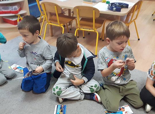 Gr III Tata Wiktorii czyta dzieciom- dzień kolejarza