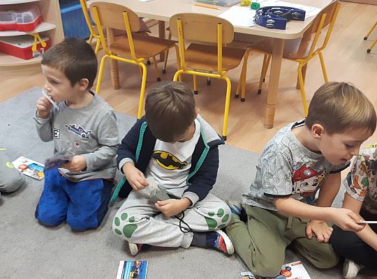 Gr III Tata Wiktorii czyta dzieciom- dzień kolejarza