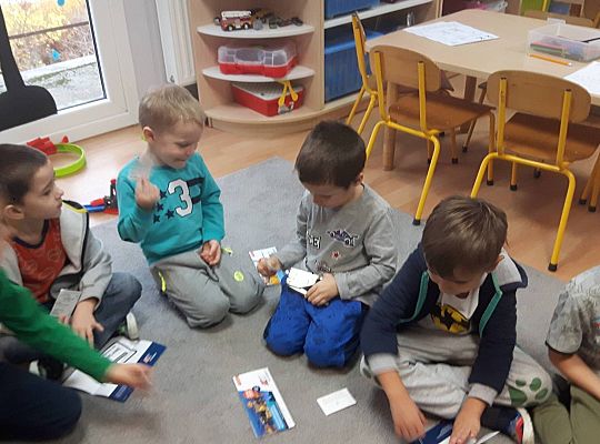 Gr III Tata Wiktorii czyta dzieciom- dzień kolejarza