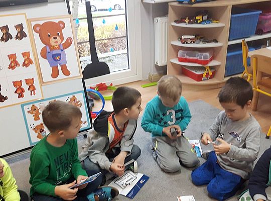 Gr III Tata Wiktorii czyta dzieciom- dzień kolejarza