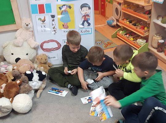 Gr III Tata Wiktorii czyta dzieciom- dzień kolejarza