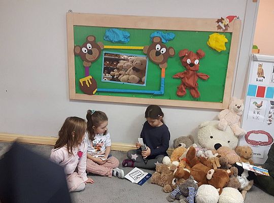 Gr III Tata Wiktorii czyta dzieciom- dzień kolejarza