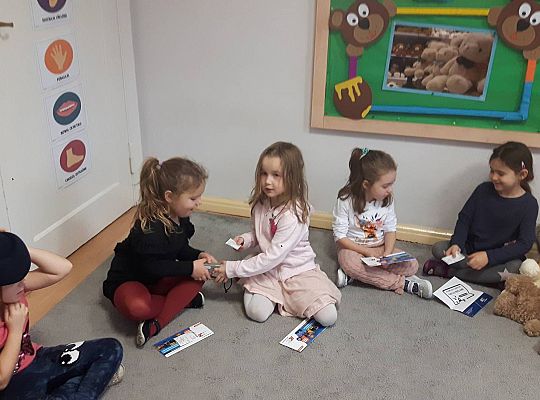 Gr III Tata Wiktorii czyta dzieciom- dzień kolejarza