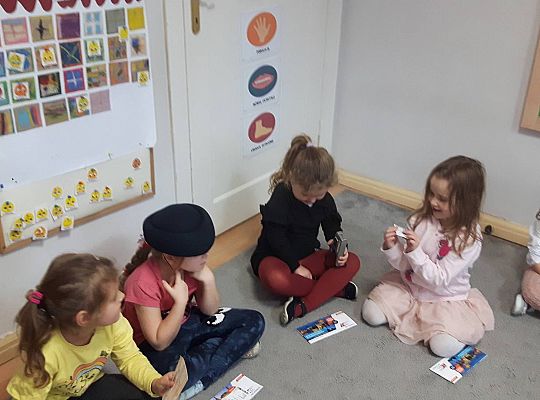 Gr III Tata Wiktorii czyta dzieciom- dzień kolejarza