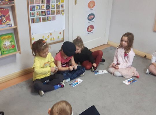 Gr III Tata Wiktorii czyta dzieciom- dzień kolejarza