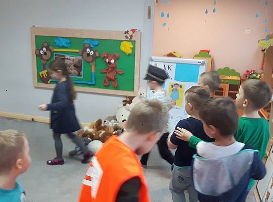 Gr III Tata Wiktorii czyta dzieciom- dzień kolejarza