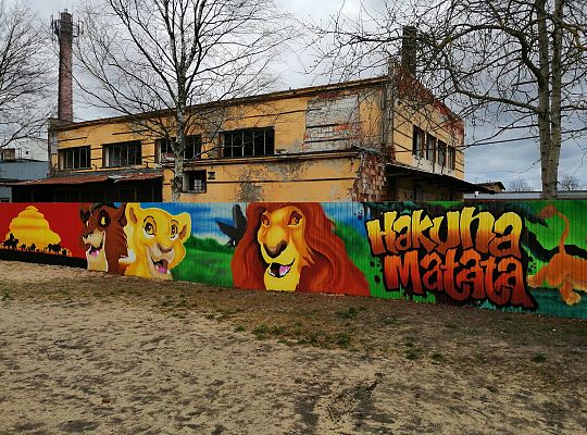 Plac zabaw - ukończone ogrodzenie cieszy dzieci