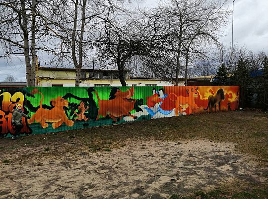 Plac zabaw - ukończone ogrodzenie cieszy dzieci