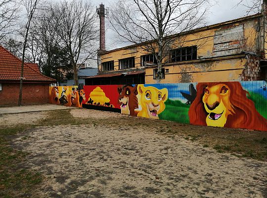 Plac zabaw - ukończone ogrodzenie cieszy dzieci