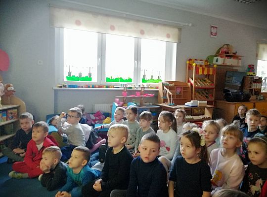 Gr III i IV oglądamy film edukacyjny o zwierzętach egzotycznych