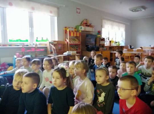 Gr III i IV oglądamy film edukacyjny o zwierzętach egzotycznych