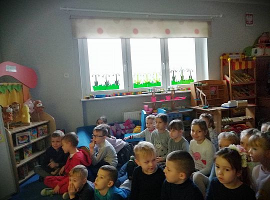 Gr III i IV oglądamy film edukacyjny o zwierzętach egzotycznych