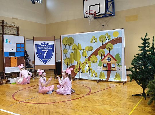 GR IV Przedstawienie "Trzy świnki" w Szkole Podstawowej nr 7