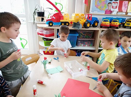 Gr III Szykujemy dla naszych małych kobiet prezenty