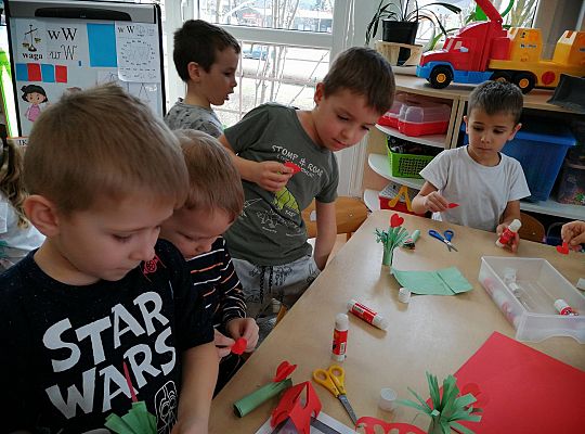 Gr III Szykujemy dla naszych małych kobiet prezenty