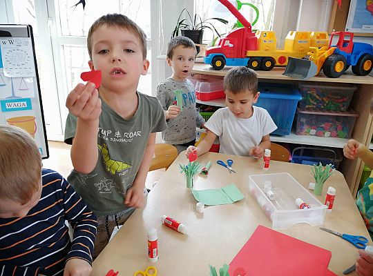 Gr III Szykujemy dla naszych małych kobiet prezenty