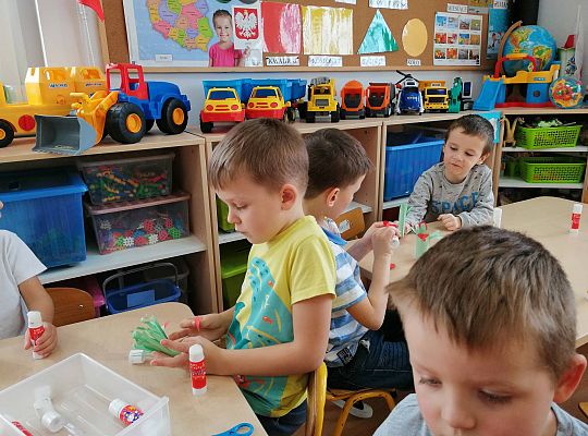 Gr III Szykujemy dla naszych małych kobiet prezenty