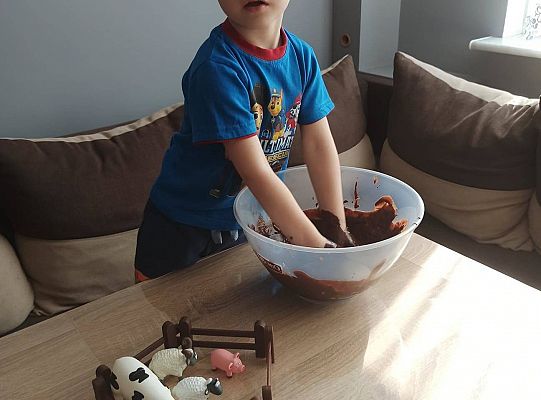 Sensoryczne błotko ze zwierzątkami