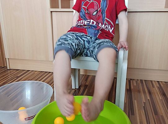 Ćwiczenia stóp i zabawy z wodą