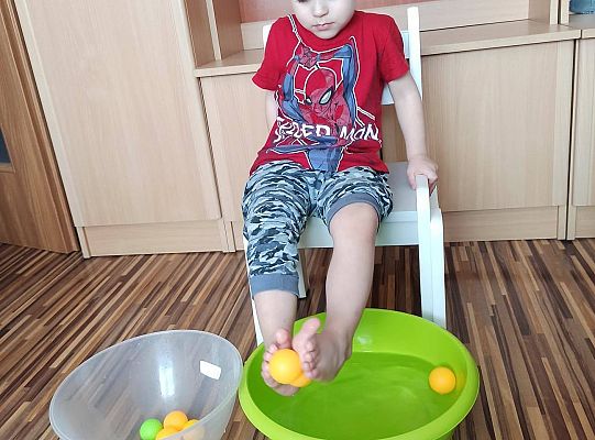 Ćwiczenia stóp i zabawy z wodą