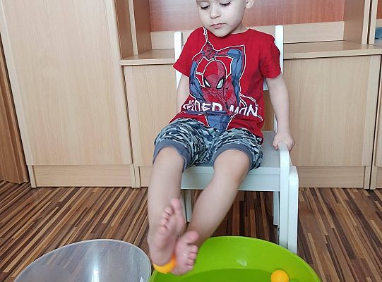 Ćwiczenia stóp i zabawy z wodą