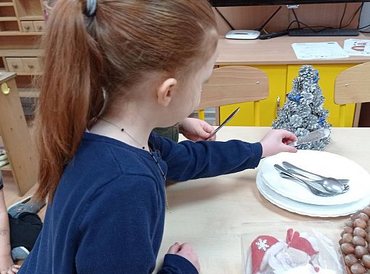 GR IV Uczymy się nakrywać do Wigilijnego stołu oraz składać serwetki