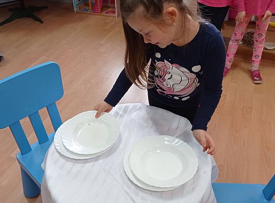 GR IV Uczymy się nakrywać do Wigilijnego stołu oraz składać serwetki