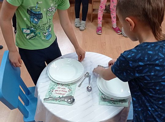 GR IV Uczymy się nakrywać do Wigilijnego stołu oraz składać serwetki