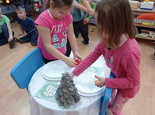 GR IV Uczymy się nakrywać do Wigilijnego stołu oraz składać serwetki