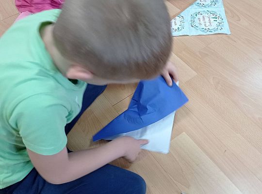 GR IV Uczymy się nakrywać do Wigilijnego stołu oraz składać serwetki