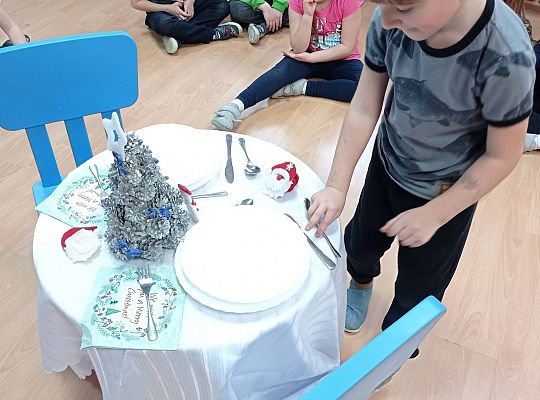 GR IV Uczymy się nakrywać do Wigilijnego stołu oraz składać serwetki