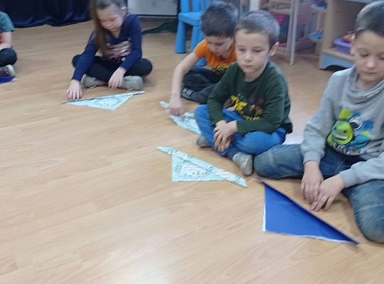 GR IV Uczymy się nakrywać do Wigilijnego stołu oraz składać serwetki