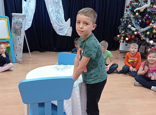 GR IV Uczymy się nakrywać do Wigilijnego stołu oraz składać serwetki