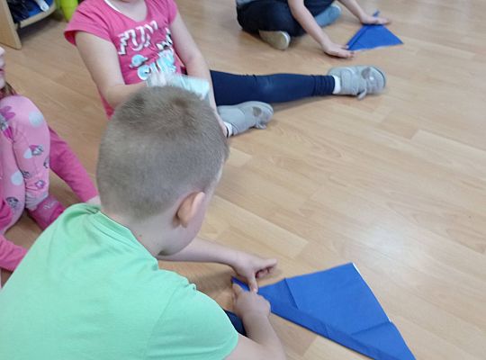 GR IV Uczymy się nakrywać do Wigilijnego stołu oraz składać serwetki