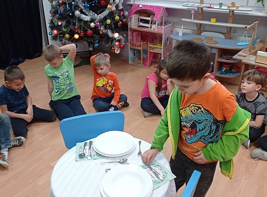 GR IV Uczymy się nakrywać do Wigilijnego stołu oraz składać serwetki