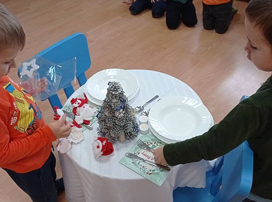 GR IV Uczymy się nakrywać do Wigilijnego stołu oraz składać serwetki