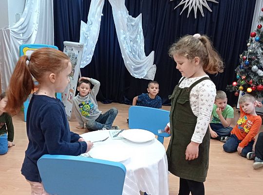 GR IV Uczymy się nakrywać do Wigilijnego stołu oraz składać serwetki
