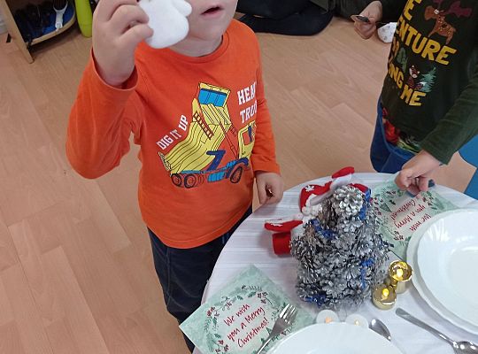 GR IV Uczymy się nakrywać do Wigilijnego stołu oraz składać serwetki