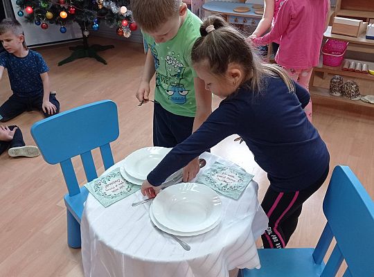 GR IV Uczymy się nakrywać do Wigilijnego stołu oraz składać serwetki