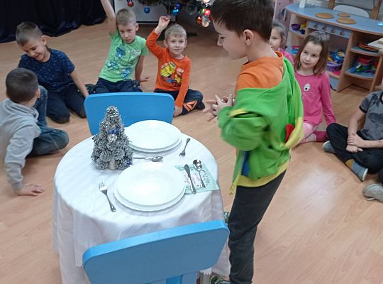 GR IV Uczymy się nakrywać do Wigilijnego stołu oraz składać serwetki