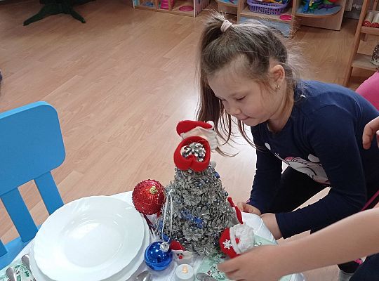 GR IV Uczymy się nakrywać do Wigilijnego stołu oraz składać serwetki