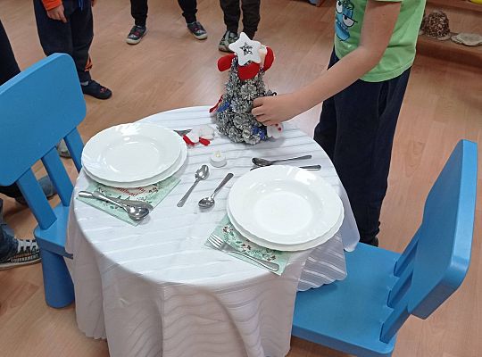 GR IV Uczymy się nakrywać do Wigilijnego stołu oraz składać serwetki