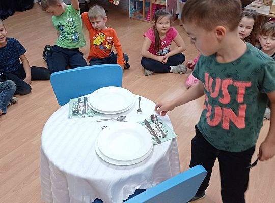 GR IV Uczymy się nakrywać do Wigilijnego stołu oraz składać serwetki