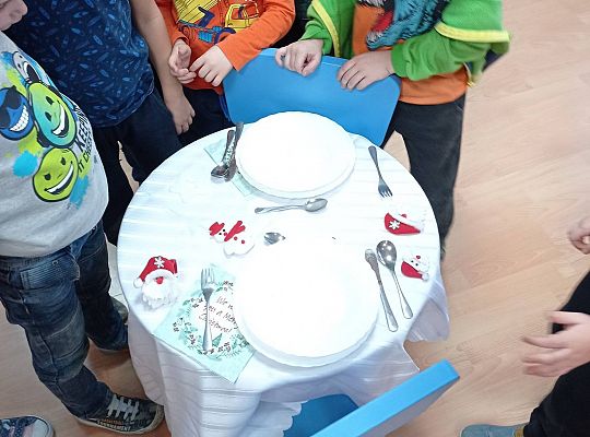 GR IV Uczymy się nakrywać do Wigilijnego stołu oraz składać serwetki