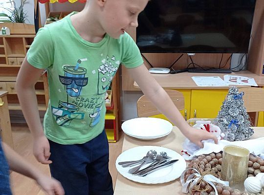GR IV Uczymy się nakrywać do Wigilijnego stołu oraz składać serwetki