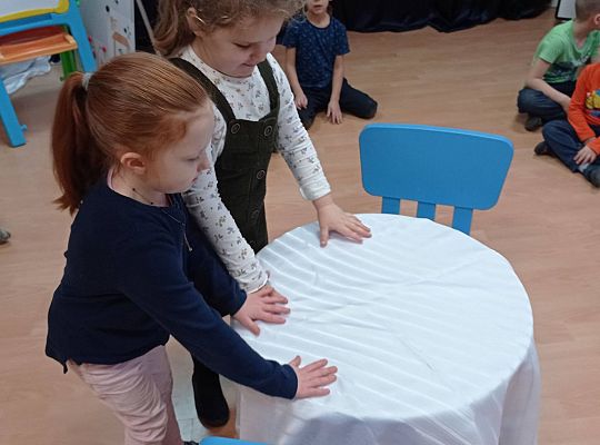 GR IV Uczymy się nakrywać do Wigilijnego stołu oraz składać serwetki