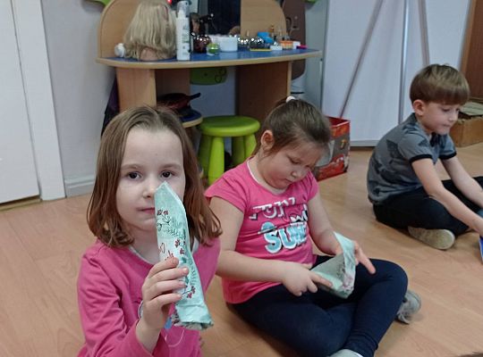 GR IV Uczymy się nakrywać do Wigilijnego stołu oraz składać serwetki