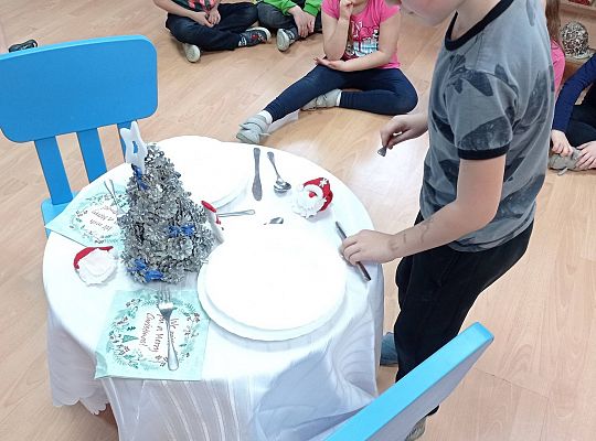 GR IV Uczymy się nakrywać do Wigilijnego stołu oraz składać serwetki