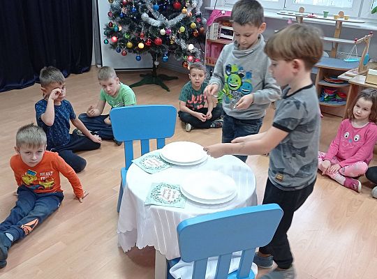 GR IV Uczymy się nakrywać do Wigilijnego stołu oraz składać serwetki